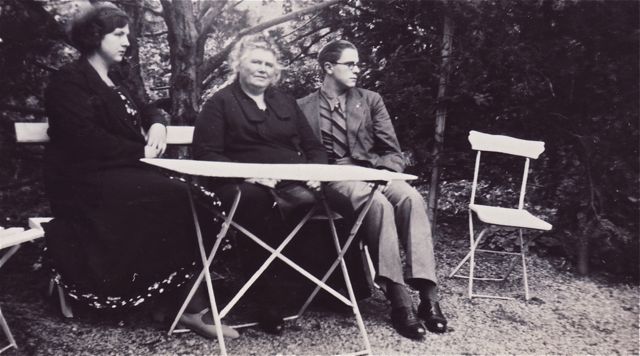 Het constante gezelschap van bomma werd door het kersverse koppel maar matig geapprecieerd. Nee, ik corrigeer, matig is te zwak uitgedrukt.